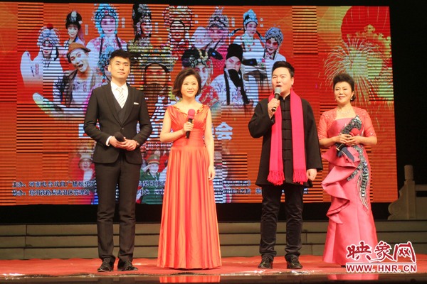 戲迷春晚主持人月陽(yáng)（右二）、李亞楠（右一）、王巖（左二）、王曉凡（左一）