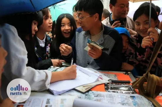 現(xiàn)場觀眾被臺上的浪漫氣氛感染，紛紛報名參加現(xiàn)場表白。