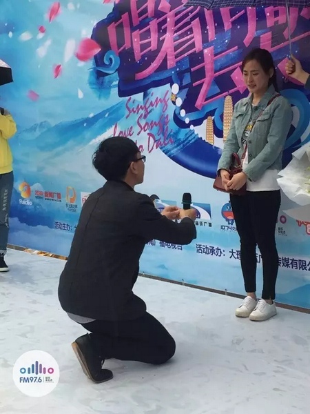 蘇世龍手捧戒指，單膝跪地向夢夢求婚，夢夢激動的說不出話來，點頭答應(yīng)~