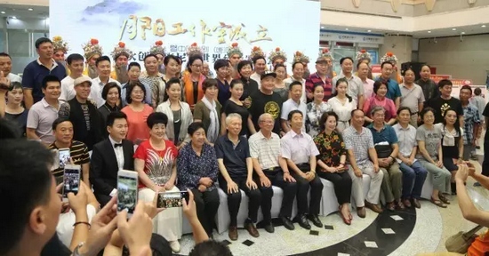 諸多藝術(shù)家和社會各界人士以及唐派弟子、戲迷到場祝賀