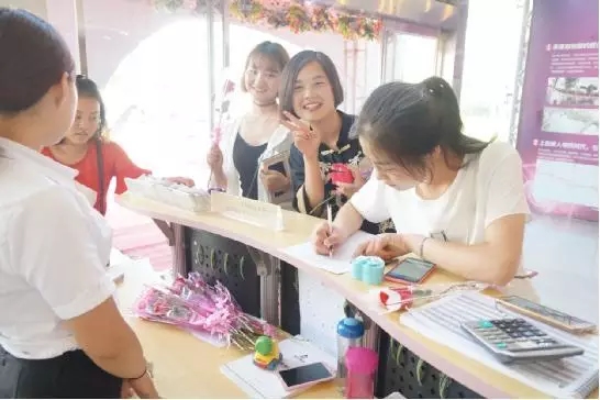 到場嘉賓均獲得巧克力一盒，女士另外還獲得獲得玫瑰花一支。