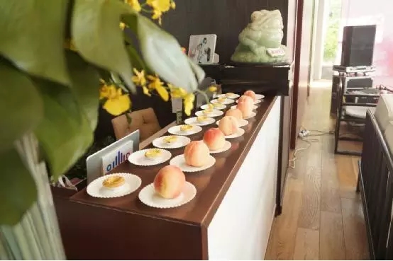 水果、飲料、點心等冷餐自助持續(xù)供應(yīng)滿足嘉賓的胃和味蕾