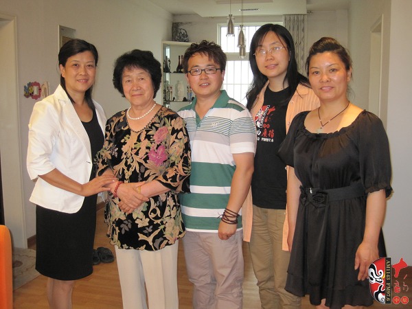 戲曲廣播記者曉雪、中國(guó)越調(diào)網(wǎng)站長(zhǎng)郭慶璋與越調(diào)名家袁秀蓮及其徒弟合影