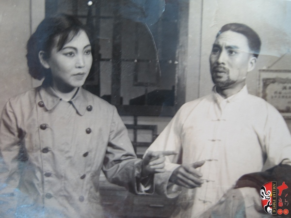 方玉蘭、杜世杰在現(xiàn)戲《在兩條戰(zhàn)線上》中