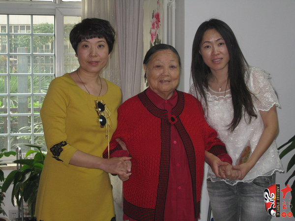 河南電臺(tái)戲曲廣播總監(jiān)木子（左)、央視戲曲頻道欄目總編李穎（右）與馬金鳳（中）合影