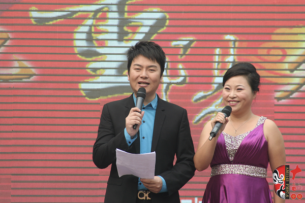 活動由著名戲曲節(jié)目主持人，河南電臺戲曲廣播當家小生月陽（左）戲曲廣播《票友排行榜》主持人丁蘭（右）主