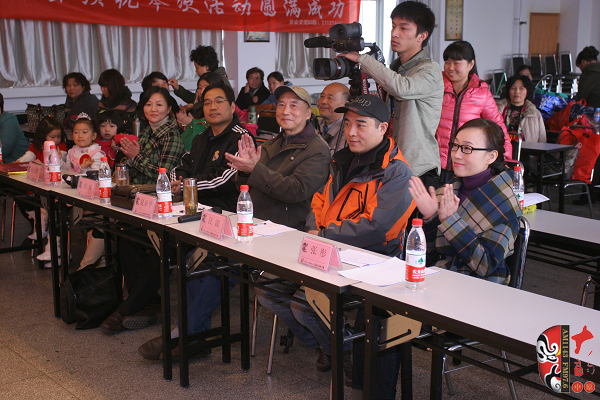 評(píng)委（左起）：河南電臺(tái)戲曲廣播《票友排行榜》河南十大名票黃立群、陜西戲曲廣播資深音樂(lè)編輯焦詠、著名黃