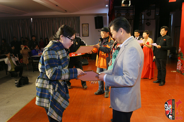 河南電臺(tái)戲曲廣播副總監(jiān)張彤、安徽戲曲廣播副總監(jiān)汪源、陜西戲曲廣播資深音樂(lè)編輯焦詠為晉級(jí)選手頒發(fā)晉級(jí)牌