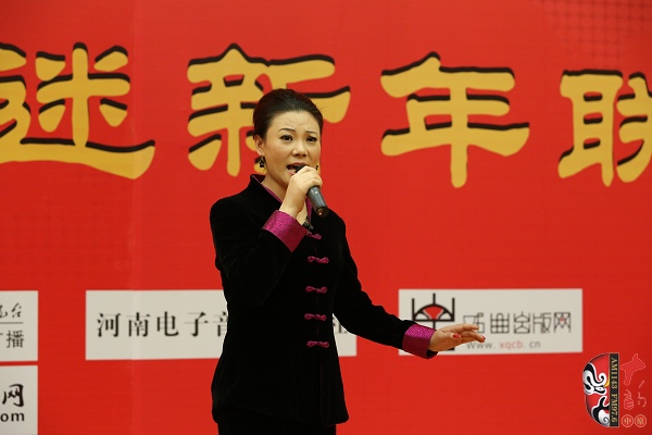 戲曲廣播主持人王唯、曉琴、丁蘭、李鋮及鄭州市曲劇團優(yōu)秀演員張娜共同表演的小品《賣鞋》