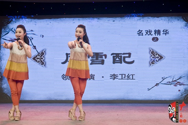 高玉明、高玉慧雙胞胎姐妹助興表演