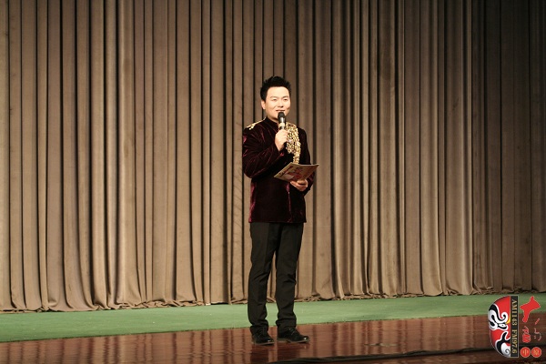 主持人：著名戲曲節(jié)目主持人、河南電臺戲曲廣播“當(dāng)家小生”月陽