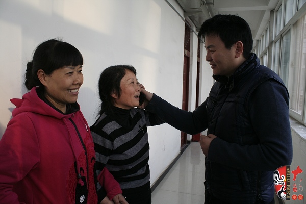  著名戲曲節(jié)目主持人、河南電臺(tái)戲曲廣播當(dāng)家小生月陽(yáng)在排練現(xiàn)場(chǎng)連線直播間并采訪劇目主要演員