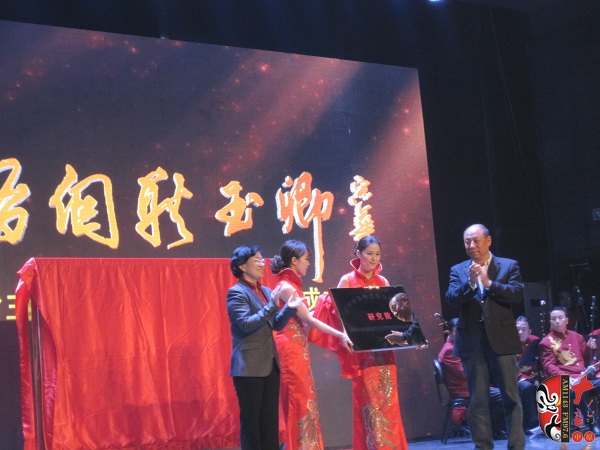 省委組織部副部長、人力資源和社會(huì)保障廳廳長楊盛道，省文化廳廳長楊麗萍為玉卿戲曲音樂藝術(shù)研究院揭牌