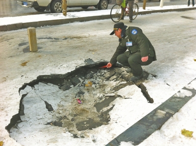 　路面塌陷，“坑”罷轎車坑電動。
