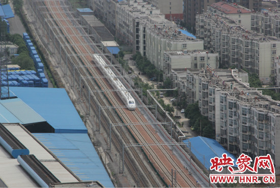 4日上午8點(diǎn)10分，隨著一聲汽笛長(zhǎng)鳴，一列“子彈頭”列車緩緩駛出鄭州車站。