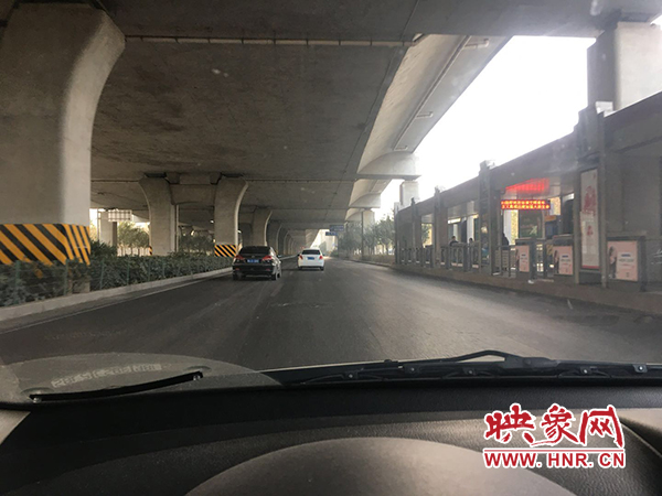 限行首日，三環(huán)橋上橋下，車輛不多，交通狀況良好。