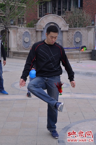 說(shuō)是比賽，其實(shí)就是活力的釋放，就是開(kāi)心的海洋，丟沙包、踢毽子、三人四足、滾鐵環(huán)等項(xiàng)目