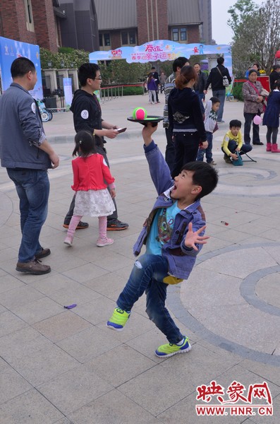 小弟弟，你玩?zhèn)€托球不用這么夸張吧，哈哈！