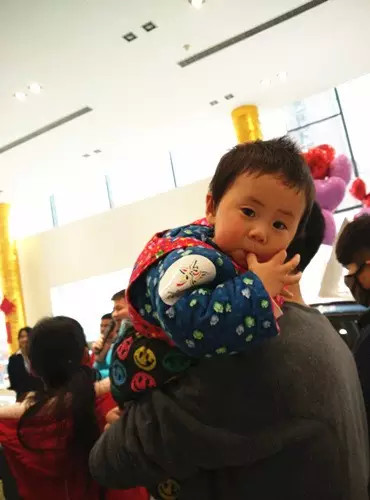 小朋友雖然你骨骼清奇，但是米、油你照樣拎不動(dòng)啊，還是乖乖的油卡拿好吧。