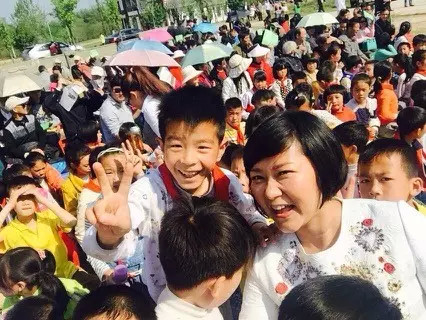 現(xiàn)場看來，陶真姐姐更是倍受孩子們的歡迎！