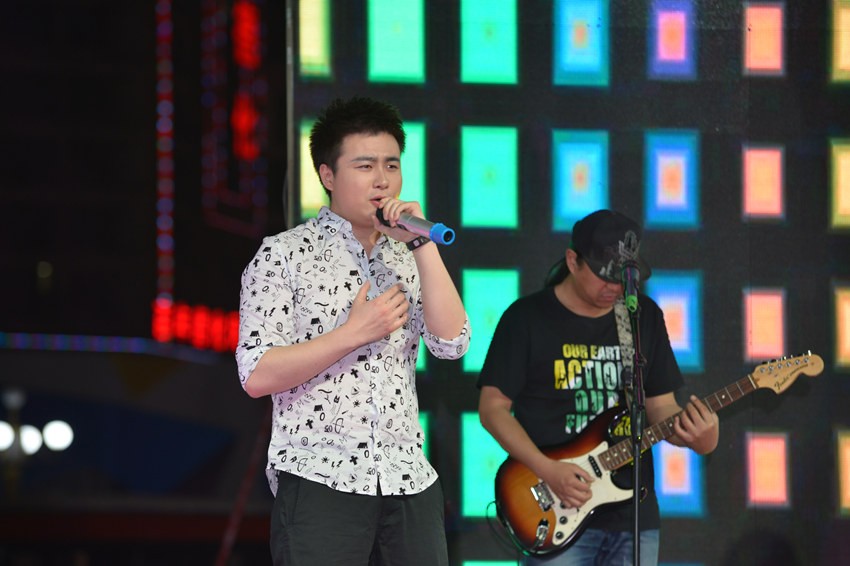 首先出場的是主播佳雨，一首《李白》，瞬間將現(xiàn)場的火熱氣氛點著。