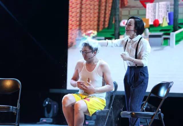 隨后一秒鐘，畫風突變，楊奕遭夢茹慘虐！