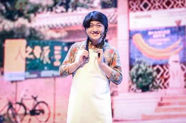 小品《那些年我們錯過的一支舞》，主播樂天、張嵩的裝扮你給打幾分？