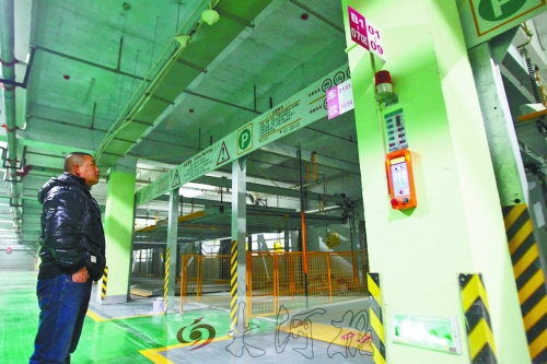 翰林世家小區(qū)的地下車庫，一層改造成兩層，可多停放50輛車。