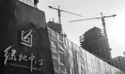 　　萬(wàn)科、碧桂園、綠地等房企1月業(yè)績(jī)沖高。圖為綠地旗下的“天價(jià)”樓盤綠地中心。 新華社記者 張宇 攝