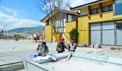 　　別墅工地，工人正在施工。