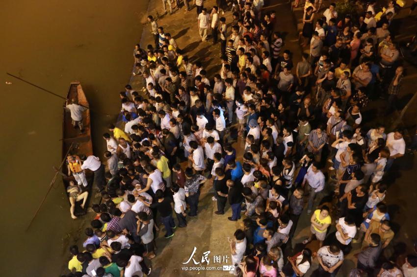 6月4日晚，湖南省婁底市二大橋跳河自殺的女子遺體被打撈上來。