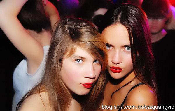 倫敦夜店美眉愛?？?圖)