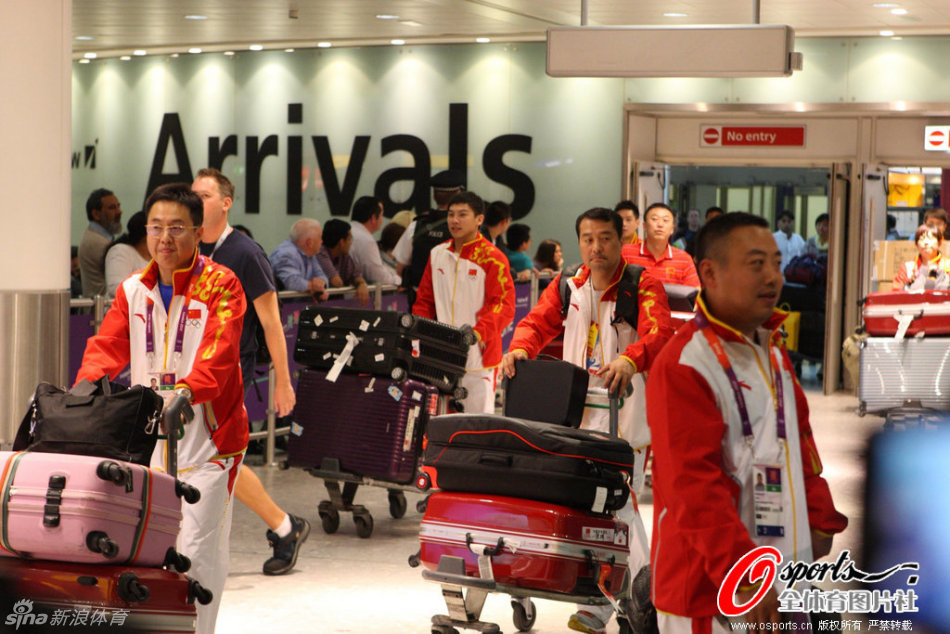中國奧運代表團(tuán)抵達(dá)倫敦