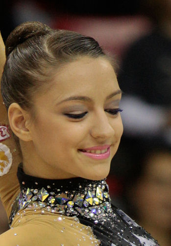 卡納耶娃，那一低頭的溫柔