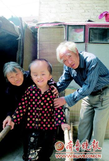 段雨夏(右)和老伴扶小佑恩學(xué)走路