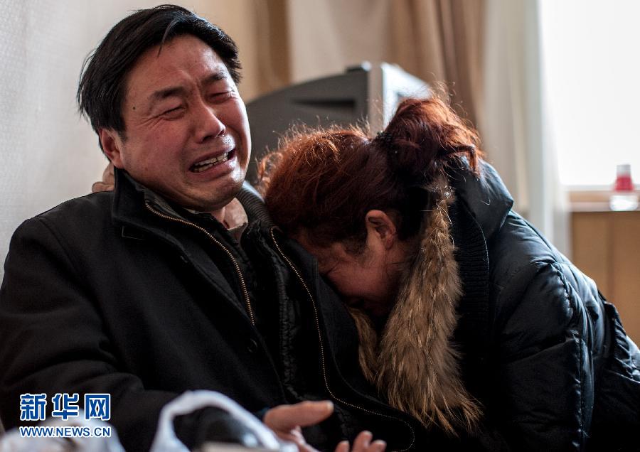 2月5日，遇難大學(xué)生郭培（化名）的父母抱頭痛哭。