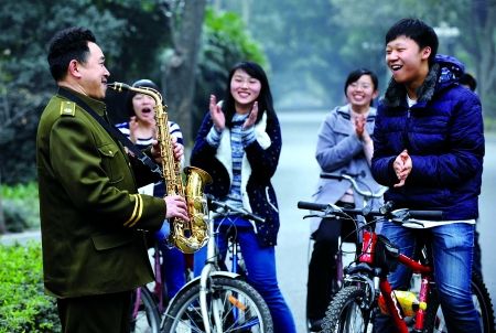 自學(xué)三種樂(lè)器，大學(xué)保安哥夢(mèng)想開音樂(lè)會(huì)