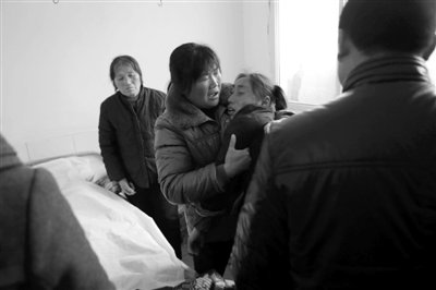 　　2月28日，薛集鎮(zhèn)秦集衛(wèi)生院一房間內(nèi)，親屬在勸哭泣的遇難者張晴的母親。