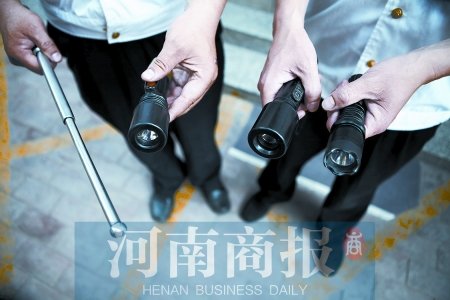 鄭州8名小學(xué)生持警棍、電擊槍街頭“火拼”