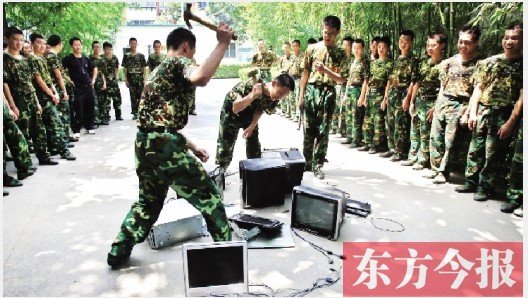 為了讓孩子表達戒除網(wǎng)癮的決心，學校組織孩子親手砸毀電腦