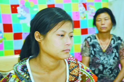 王學(xué)鳳望著女兒，一言不發(fā)