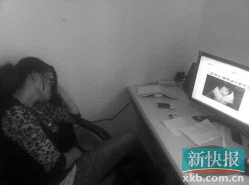 遇難孩子的母親向記者展示女兒生前的照片，一邊掩面而泣