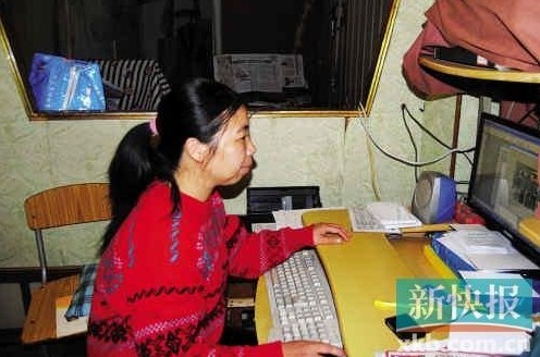 在狹小簡(jiǎn)陋的住處，陳敏莉最專注的事情是通過網(wǎng)絡(luò)即時(shí)了解公益信息