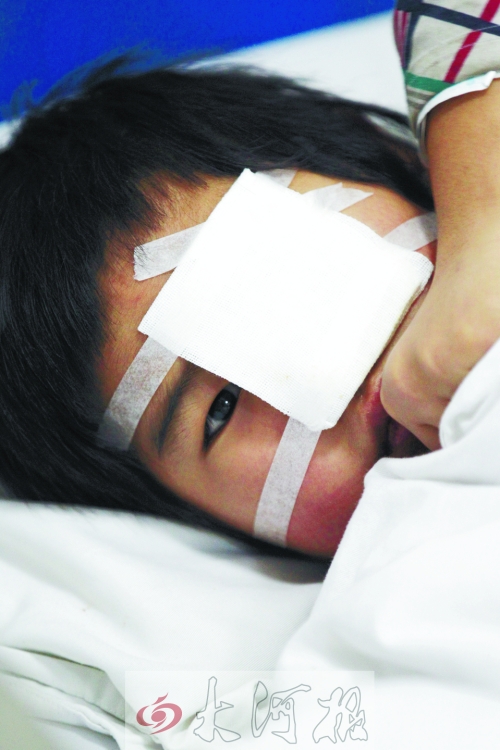 躺在病床上的小董，左眼痊愈的可能性不大