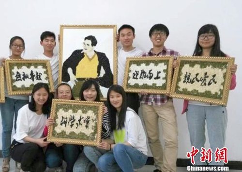 大學(xué)生們?yōu)榧o(jì)念焦裕祿，用黑豆、綠豆、大米等糧食在硬紙板上創(chuàng)作的糧食畫