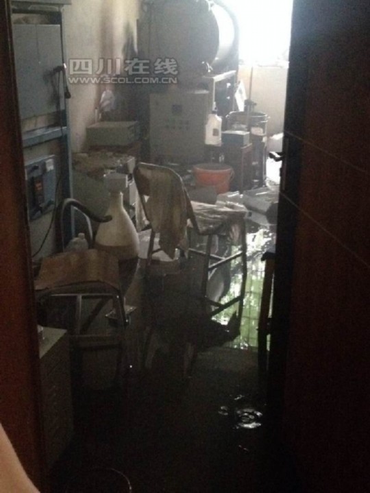 2日上午9時(shí)許，成都理工大學(xué)測試樓內(nèi)一實(shí)驗(yàn)室起火，造成一人輕傷，目前明火已滅