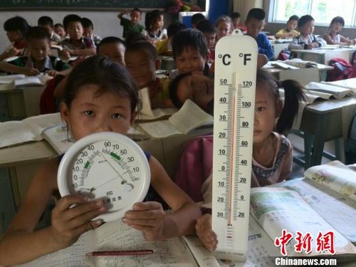 6月3日，下午四點(diǎn)，昆明市東川區(qū)因民鎮(zhèn)中心學(xué)校一年級(jí)教室溫度達(dá)到44℃
