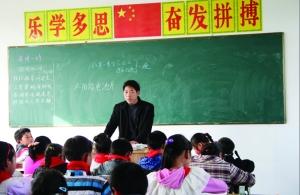 張從友先把妻子帶到學校，然后會準時為學生們上課