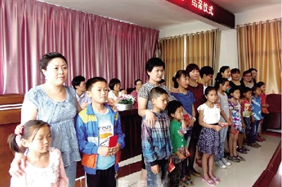 身后的“代理媽媽”，使留守兒童的身心有了依靠