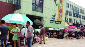 金壇市實(shí)驗(yàn)幼兒園門前，家長在排隊(duì)